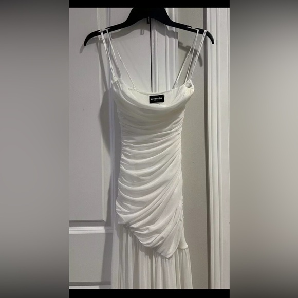 This stunning size M Retrofete Alessia Maxi Long Dress in White. - Picture 5 of 7